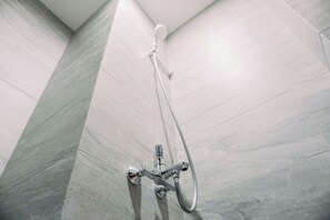 Deluxe Studio | Bathroom | Shower, free toiletries, towels, soap - Comfort And Cozy Stay Studio Collins Boulevard Apartment (Tangerang)