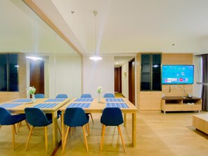 Deluxe Apartment | Dining room