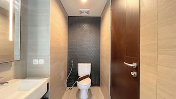 Studio Deluks | Kamar mandi | Shower, perlengkapan mandi gratis, handuk, dan sabun