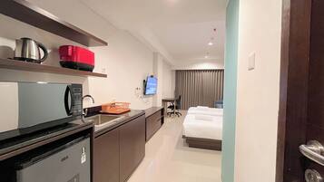 Studio Deluks | Dapur pribadi | Lemari es kecil, microwave, dan penanak nasi