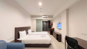 Deluxe Studio | Desk