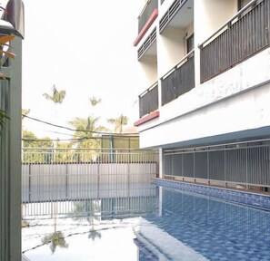 Una piscina al aire libre