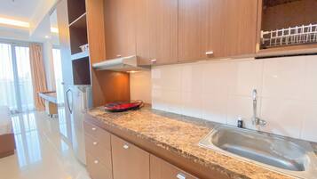 Studio Deluks | Dapur pribadi | Lemari es, kompor, dan penanak nasi