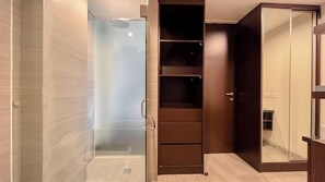 Deluxe Apartment | Bathroom