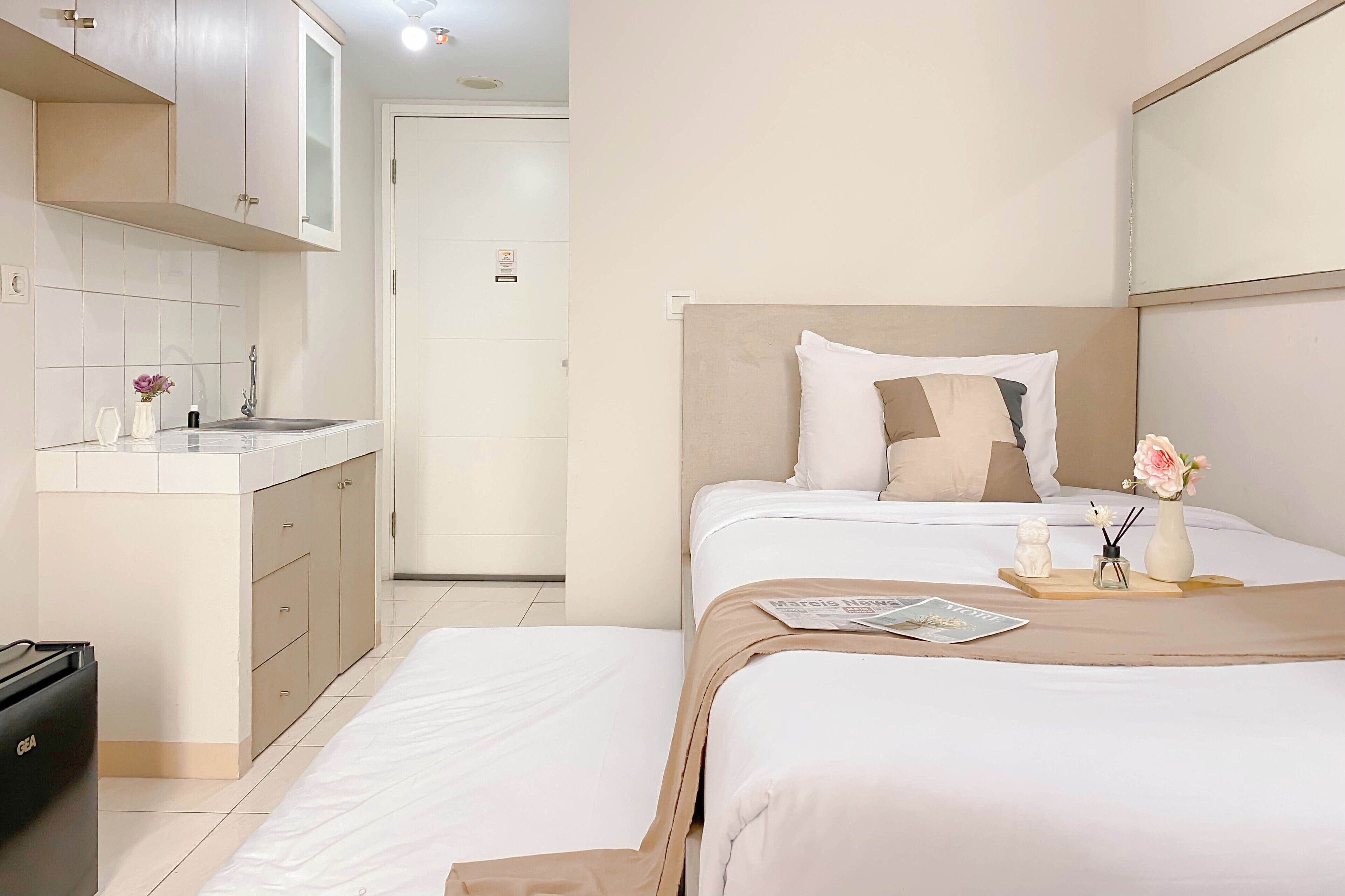 Deluxe Studio | Desk