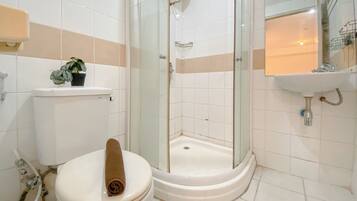 Deluxe-studiolejlighed | Badeværelse | Bruser, gratis toiletartikler, håndklæder, Sæbe