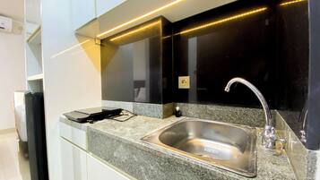 Studio Deluks | Dapur pribadi | Lemari es, kompor, dan penanak nasi