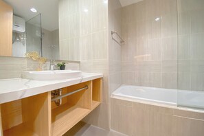 Deluxe Apartment | Bilik Mandi | Tab mandi dan pancuran berasingan, kelengkapan dandanan diri percuma