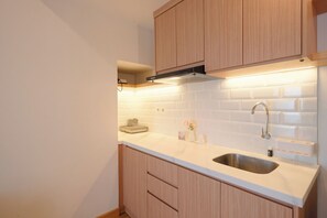 Deluxe Apartment | Private kitchen | Fridge, stovetop, rice cooker - Lovely And Comfy 2Br Apartment Tokyo Riverside Pik 2 (Teluknaga)