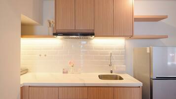 Deluxe Apartment | Private kitchen | Fridge, stovetop, rice cooker