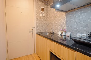 Private kitchen - Good Deal Compact Studio At Tokyo Riverside Pik 2 Apartment (Teluknaga)