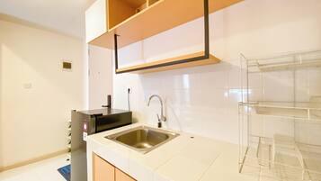 Deluxe Apartment | Private kitchen | Fridge, stovetop, rice cooker, dining tables