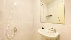 Deluxe Studio | Bathroom - Modern And Tranquil Studio At Apartment Tokyo Riverside Pik 2 (Teluknaga)