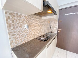 Deluxe Studio | Private kitchen | Mini-fridge, stovetop, rice cooker - The Urban Designed Studio At Jarrdin Cihampelas Apartment (Bandung)
