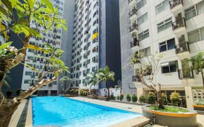 Outdoor pool - The Urban Designed Studio At Jarrdin Cihampelas Apartment (Bandung)