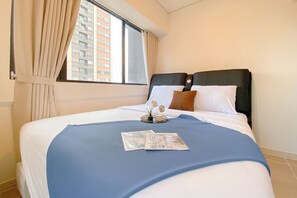 Ein Hotelzimmer mit einem großen Bett, einem Fenster mit Vorhängen und Blick auf ein Gebäude.