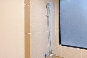Deluxe-Apartment | Badezimmer | Dusche, kostenlose Toilettenartikel, Handtücher, Seife