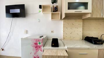 Monolocale Deluxe | Cucina privata | Frigorifero, piano cottura, risottiera