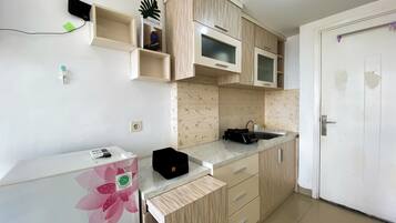 Monolocale Deluxe | Cucina privata | Frigorifero, piano cottura, risottiera