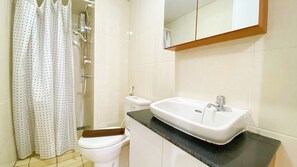 Deluxe Apartment | Bathroom