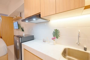 Estudio Deluxe | Cocina privada | Refrigerador, parrilla de estufa y arrocera 