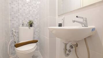 Deluxe Studio | Bathroom | Shower, free toiletries, towels, soap