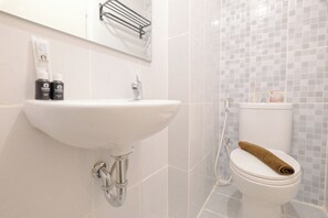 Deluxe Studio | Bathroom | Shower, towels, soap, shampoo
