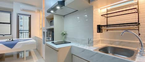 Studio – deluxe | Eget kjøkken | Kjøleskap, mikrobølgeovn, kokeplater og riskoker