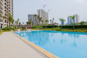 Outdoor pool - Comfort And Elegant 3Br Apartment Sky House Bsd (Pagedangan)