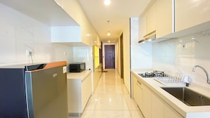 Cocina moderna equipada con refrigerador, microondas, estufa y pileta.