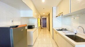 Deluxe Apartment | Private kitchen | Fridge, microwave, stovetop, rice cooker - Comfort And Elegant 3Br Apartment Sky House Bsd (Pagedangan)