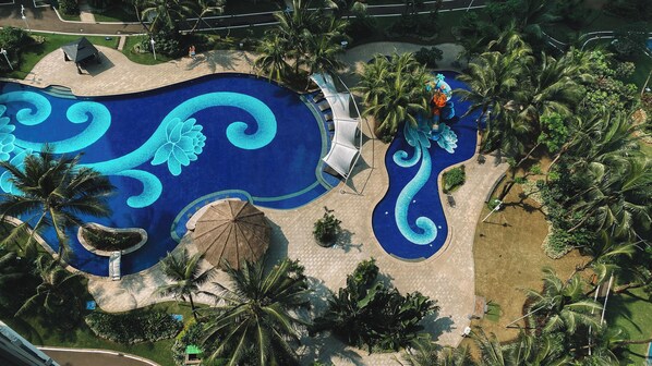 Outdoor pool - Luxury 2Br With Working Room At Sky House Bsd Apartment (Pagedangan)