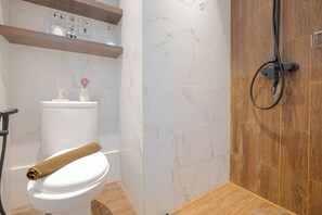 Deluxe Apartment | Bathroom | Shower, free toiletries, towels, soap - Comfort And Big 1Br At Green Pramuka City Apartment (Jakarta)