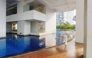 Una piscina al aire libre