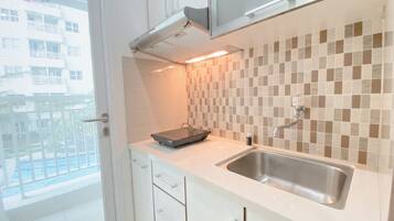 Departamento Deluxe | Cocina privada | Refrigerador, parrilla de estufa y arrocera