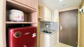 Estudio Deluxe | Cocina privada | Refrigerador, parrilla de estufa, arrocera y comedor 