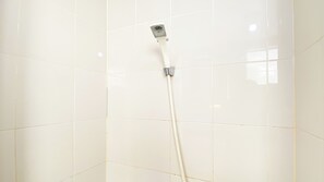 Studio Deluks | Kamar mandi | Shower, perlengkapan mandi gratis, handuk, dan sabun