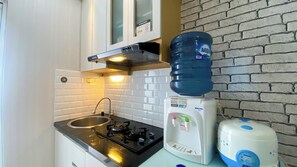 Private kitchen - Homey And Comfy Studio At Bassura City Apartment Near Mall (Jakarta)