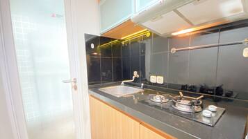 Apartamento luxo | Cozinha privada | Geladeira, cooktop, panela elétrica de arroz, mesas de jantar