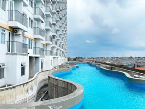 Outdoor pool - Cozy And Homey Studio At Metropolitan Park Apartment (Bekasi)