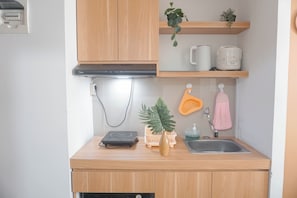 Estudio Deluxe | Cocina privada | Frigobar, parrilla de estufa y arrocera 