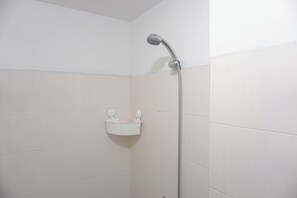 Deluxe Studio | Bathroom | Shower, free toiletries, towels, soap