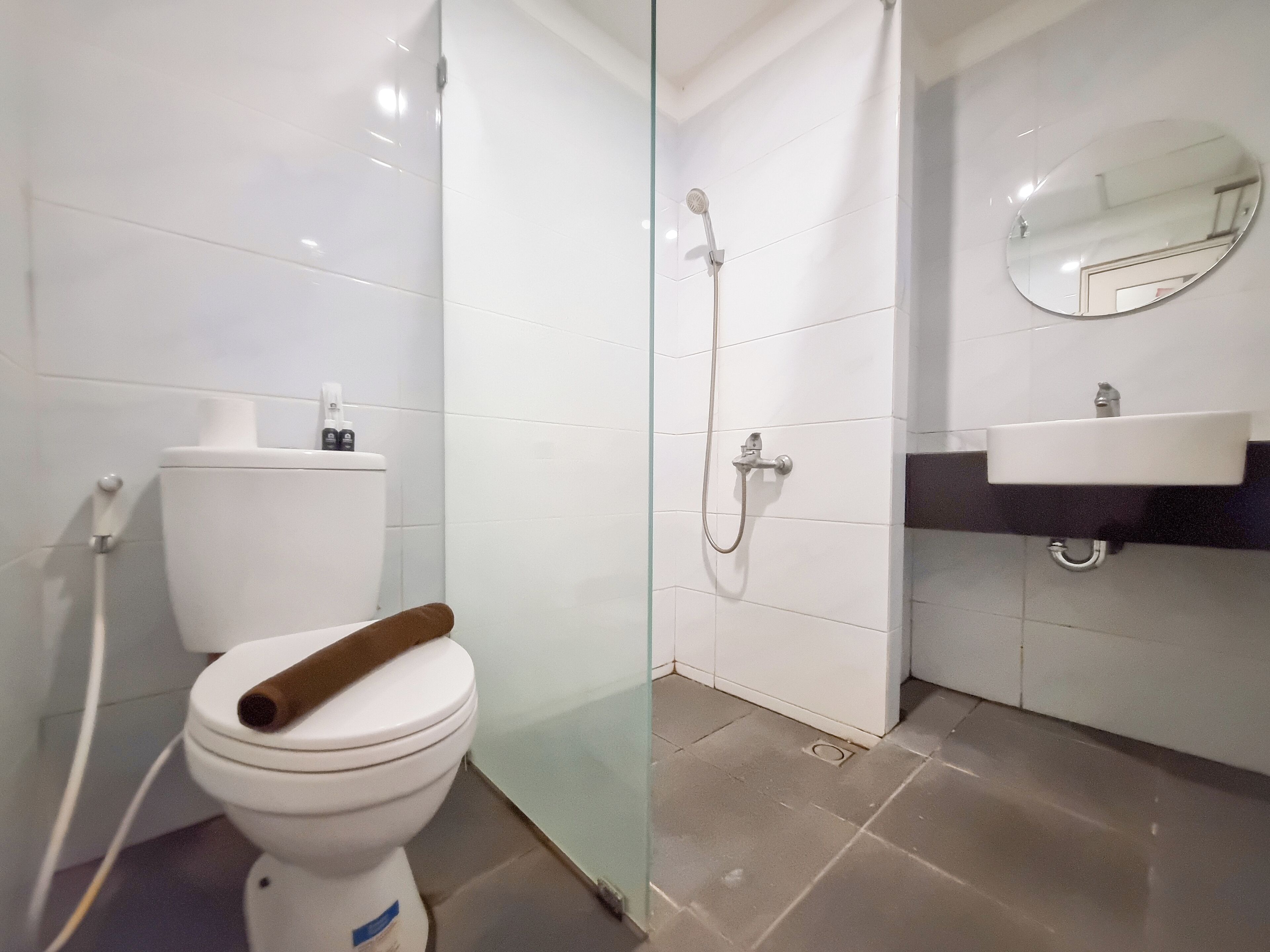 Studio | Bathroom | Shower, towels, soap, shampoo