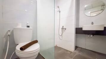 Studio | Bathroom | Shower, towels, soap, shampoo
