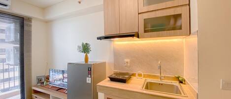 Deluxe Apartment | Private kitchen | Fridge, stovetop, rice cooker, dining tables