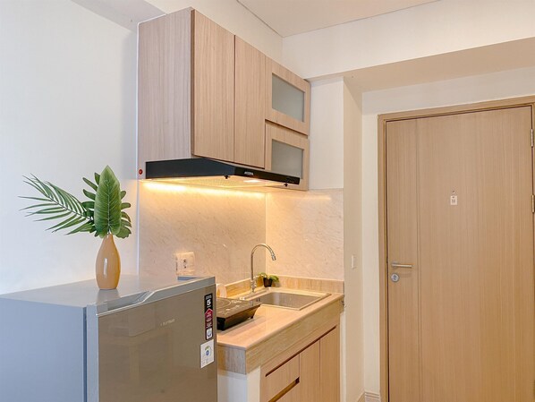 Deluxe Apartment | Private kitchen | Fridge, stovetop, rice cooker, dining tables