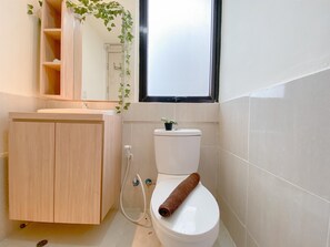 Deluxe Apartment | Bathroom | Shower, free toiletries, towels, soap