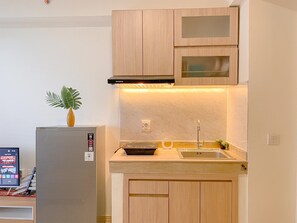 Lägenhet Deluxe | Eget kök | Kylskåp, spishäll, riskokare och matbord