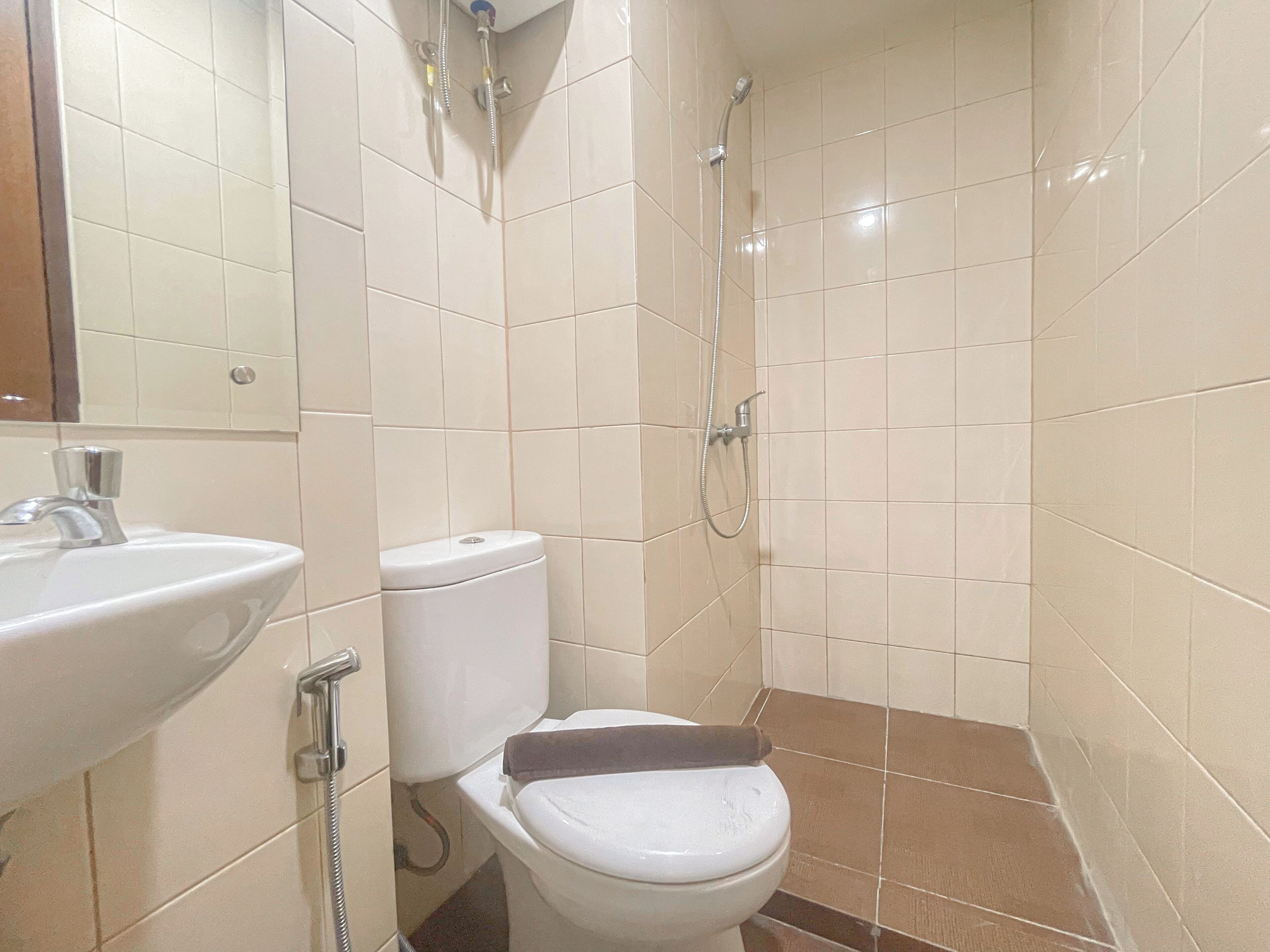 Studio | Bathroom | Shower, towels, shampoo