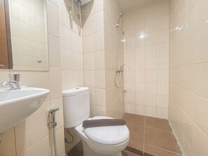 開放式客房 | 浴室 | 淋浴設備、提供毛巾、洗頭水